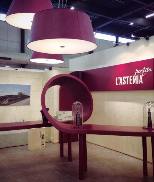 SOSPENSIONI STAND FIERISTICO ASTEMIA PENTITA